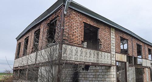 Дом в азербайджанском селе Чямянли, постоянно обстреливаемом с сопредельной стороны. Фото Sputnik / Murad Orujov
https://ru.sputnik.az/karabakh/20171117/412791801/obstrel-front-azerbajdzhan-armenija.html Дом в азербайджанском селе Чямянли, постоянно обстреливаемом с сопредельной стороны. Фото Sputnik / Murad Orujov
https://ru.sputnik.az/karabakh/20171117/412791801/obstrel-front-azerbajdzhan-armenija.html