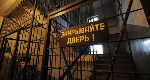 Табличка "Закрывайте дверь" в месте лишения свободы. Фото Елена Синеок. ЮГА.ру, https://www.yuga.ru/news/423259/ Табличка "Закрывайте дверь" в месте лишения свободы. Фото Елена Синеок. ЮГА.ру, https://www.yuga.ru/news/423259/
