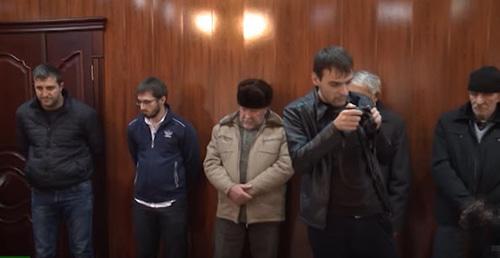 Сюжет с участием задержанного Хусейна Хадизова, его отца, младшего брата и дяди. Грозный, 23 ноября 2017 г. Кадр из видео телеканала "Грозный" https://www.youtube.com/watch?v=mcyXO5l216o Сюжет с участием задержанного Хусейна Хадизова, его отца, младшего брата и дяди. Грозный, 23 ноября 2017 г. Кадр из видео телеканала "Грозный" https://www.youtube.com/watch?v=mcyXO5l216o