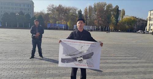 Капитан грузового судна компании «Инвест» Магомед Омаров в одиночном пикете. Махачкала, 13 ноября 2017 г. Фото: Фаина Качабекова/ КАВПОЛИТ Капитан грузового судна компании «Инвест» Магомед Омаров в одиночном пикете. Махачкала, 13 ноября 2017 г. Фото: Фаина Качабекова/ КАВПОЛИТ