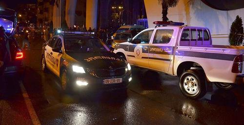 Полицейские машины возле гостиницы "Леогранд". Батуми, 24 ноября 2017 г. Фото: Sputnik/Seyran Baroyan Полицейские машины возле гостиницы "Леогранд". Батуми, 24 ноября 2017 г. Фото: Sputnik/Seyran Baroyan