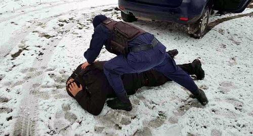 Задержание Вано Надирадзе на границе Украины и Молдавии. Фото Госпогранслужбы Украины, опубликованное 3 декабря 2017 года на официальной странице ведомства в Facebook. Задержание Вано Надирадзе на границе Украины и Молдавии. Фото Госпогранслужбы Украины, опубликованное 3 декабря 2017 года на официальной странице ведомства в Facebook.