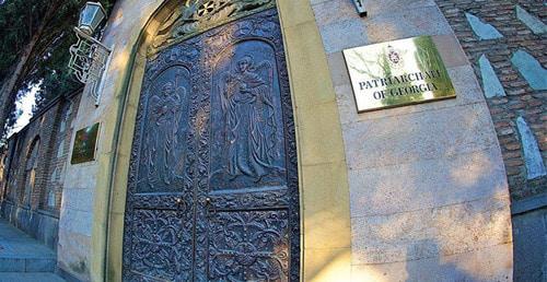 Вход в здание Патриархии Грузии. Фото © Sputnik / Alexander Imedashvili https://sputnik-georgia.ru/society/20170629/236467865/Patriarhija-v-Gruzii-spekulirujut-cerkovnymi-temami.html
