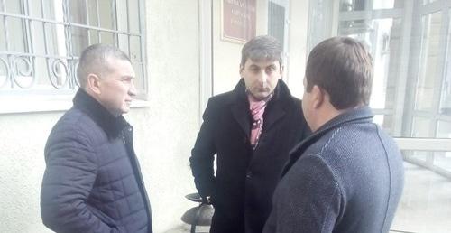 Адвокат Александр Аганов (в центре) в окружении других участников процесса. Фото Валерия Люгаева для "Кавказского узла" Адвокат Александр Аганов (в центре) в окружении других участников процесса. Фото Валерия Люгаева для "Кавказского узла"