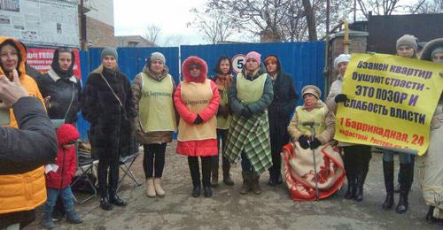Обманутые дольщики ЖК "1-я Баррикадная, 24. 7 декабря 2017 года. Фото Константина Волгина для "Кавказского узла"
Обманутые дольщики ЖК "1-я Баррикадная, 24. 7 декабря 2017 года. Фото Константина Волгина для "Кавказского узла"