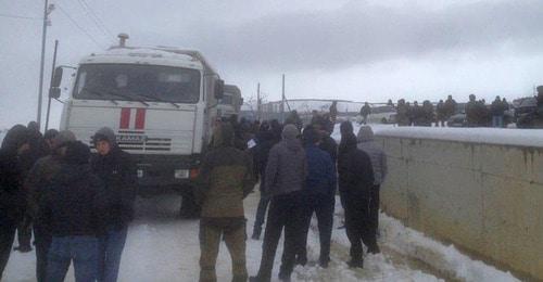 Возле мечети в поселке Белореченском, где сотрудники силовых структур проверяли паспорта у пришедших на пятничную молитву. 8 декабря 2017 года. Фото предоставлено очевидцем для "Кавказского узла" Возле мечети в поселке Белореченском, где сотрудники силовых структур проверяли паспорта у пришедших на пятничную молитву. 8 декабря 2017 года. Фото предоставлено очевидцем для "Кавказского узла"