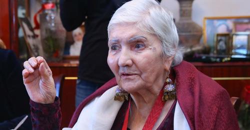 Фазу Алиева. Фото: Управление пресс-службы и информации Администрации Главы и Правительства РД http://www.minkultrd.ru/news/news_list/Narodnuyu_poetessu_Dagestana_Fazu_Alievu_s_dnem_rozhdeniya_pozdravil_Ramazan_Abdulatipov_/ Фазу Алиева. Фото: Управление пресс-службы и информации Администрации Главы и Правительства РД http://www.minkultrd.ru/news/news_list/Narodnuyu_poetessu_Dagestana_Fazu_Alievu_s_dnem_rozhdeniya_pozdravil_Ramazan_Abdulatipov_/