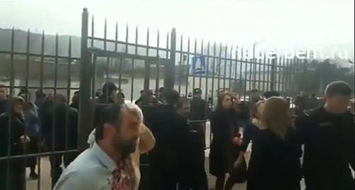 Драка у здания суда в Маджалисе. Фото: стоп-кадр видео РИА "Дербент" https://www.youtube.com/watch?time_continue=1&v=I8RXl6vNnb4 Драка у здания суда в Маджалисе. Фото: стоп-кадр видео РИА "Дербент" https://www.youtube.com/watch?time_continue=1&v=I8RXl6vNnb4