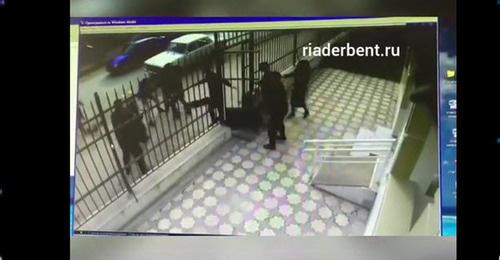 Драка у здания суда в Маджалисе. Дагестан, 21 декабря 2017 г. Кадр из видео пользователя
РИА "Дербент"
https://www.youtube.com/watch?v=I8RXl6vNnb4 Драка у здания суда в Маджалисе. Дагестан, 21 декабря 2017 г. Кадр из видео пользователя
РИА "Дербент"
https://www.youtube.com/watch?v=I8RXl6vNnb4