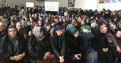 Участники митинга в селе Берикей. 22 декабря 2017 год. Фото: Патимат Махмудова для "Кавказского узла". Участники митинга в селе Берикей. 22 декабря 2017 год. Фото: Патимат Махмудова для "Кавказского узла".