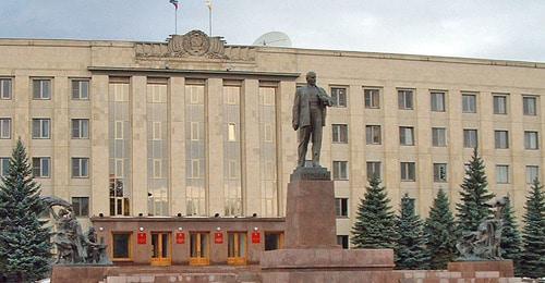 Здание администрации и памятник Ленину в Ставрополе. Фото: kudinov_dm https://ru.wikipedia.org Здание администрации и памятник Ленину в Ставрополе. Фото: kudinov_dm https://ru.wikipedia.org