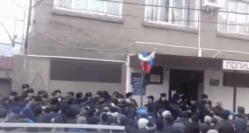 Местные жители собрались у отдела полиции в селе Ахты 9 февраля 2018 года. Скриншот видео из Telegram-канала «Ахты 24». Местные жители собрались у отдела полиции в селе Ахты 9 февраля 2018 года. Скриншот видео из Telegram-канала «Ахты 24».