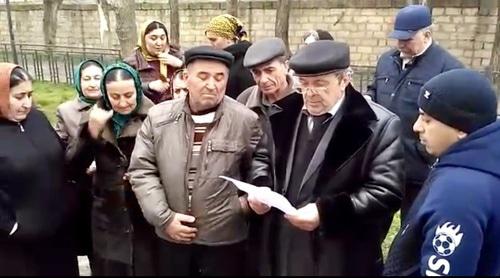 Родственники пропавшего устроили акцию протеста. Дербент, 11 февраля 2018 года. Фото корреспондента "Кавказского узла"
Родственники пропавшего устроили акцию протеста. Дербент, 11 февраля 2018 года. Фото корреспондента "Кавказского узла"