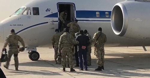 Задержанные по подозрению в мошенничестве члены правительства Дагестана перед отправкой в Москву. Кадр из видео: Пресс-служба Следственного комитета РФ Задержанные по подозрению в мошенничестве члены правительства Дагестана перед отправкой в Москву. Кадр из видео: Пресс-служба Следственного комитета РФ
