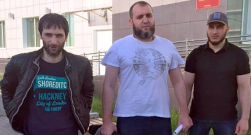 Хамид Ражапов и братья Цетиевы - Хусейн и Саид-Магомед у здания Щербинского суда 27 июня 2017 года. Фото: Татьяна Гантимурова для "кавказского узла". Хамид Ражапов и братья Цетиевы - Хусейн и Саид-Магомед у здания Щербинского суда 27 июня 2017 года. Фото: Татьяна Гантимурова для "кавказского узла".