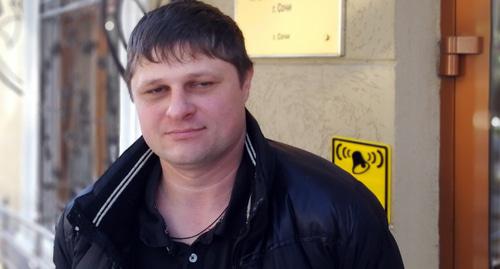 Роман Габаев у здания полиции и СКР Сочи. Фот о Светланы Кравченко для "Кавказского узла" Роман Габаев у здания полиции и СКР Сочи. Фот о Светланы Кравченко для "Кавказского узла"