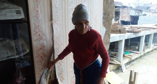 Жительница разрушенного в Махачкале частного дома на улице Даниялова. Фото Расула Магомедова для "Кавказского узла". Жительница разрушенного в Махачкале частного дома на улице Даниялова. Фото Расула Магомедова для "Кавказского узла".