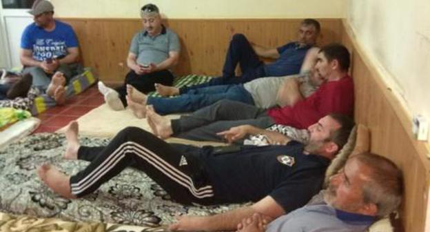 Участники голодовки водителей в Махачкале. Фото Ильяса Капиева для "Кавказского узла"
