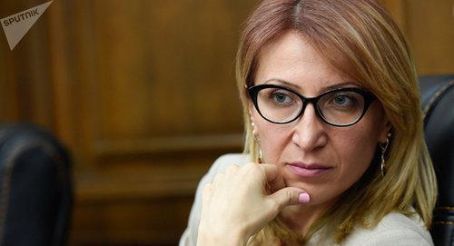 Мане Тандилян. Фото © Sputnik / Asatur Yesayants
https://ru.armeniasputnik.am/politics/20180612/12613661/ministr-truda-armenii-mane-tandilyan-podala-v-otstavku-i-vyshla-iz-partii.html