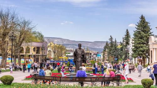 Кисловодск, курортный бульвар
Фото: Елена СМИРНОВА, http://www.stapravda.ru/20180424/grozyat_li_shtrafy_otdyhayuschim_zabyvshim_zaplatit_kurortnyy_sb_119838.html