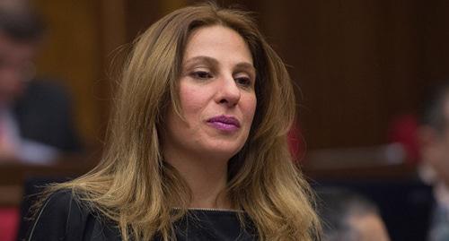 Заруи Постанджян. Фото © Sputnik / Asatur Yesayants
 https://ru.armeniasputnik.am/politics/20180715/13254370/abrikosovuyu-v-mehry-s-vyborami-v-erevane-ponyatno-tolko-to-chto-nichego-ne-ponyatno.html