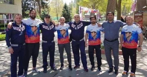 Члены сборной Грузии по вольной борьбе в футболках цветов российского флага, фото РСЕ/CE Члены сборной Грузии по вольной борьбе в футболках цветов российского флага, фото РСЕ/CE