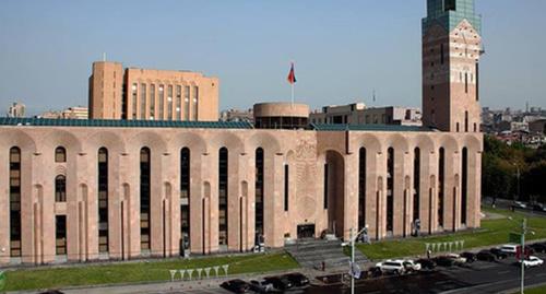 Здание мэрии Еревана. Фото: http://arm-world.ru/news/novostnik/2500-taron-markaryan-erevan-i-sankt-peterburg-rasshiryayut-gorizonty-sotrudnichestva.html