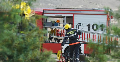 Сотрудник МЧС. Фото © Sputnik / Murad Orujov
https://ru.sputnik.az/incidents/20180705/416066643/azerbaijan-tes-mingechevir-pozhar.html