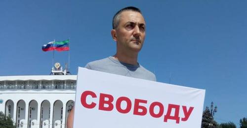 Тамирлан Гаджиев. Фото с личной страницы Руслана Лугового https://www.facebook.com/photo.php?fbid=673194169724030&set=a.328994550810662&type=3&theater
Тамирлан Гаджиев. Фото с личной страницы Руслана Лугового https://www.facebook.com/photo.php?fbid=673194169724030&set=a.328994550810662&type=3&theater