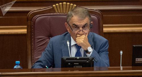 Спикер параламент Армении Арар Баблоян. Фото © Sputnik / Aram Nersesyan
 https://ru.armeniasputnik.am/politics/20180913/14422135/parlament-armenii-sozyvaet-vneocherednoe-zasedanie-po-voprosu-proslushki-glav-snb-i-sss.html