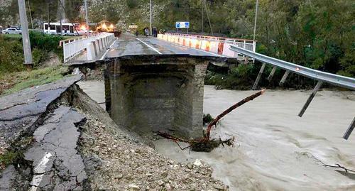 Разрушенный мост через реку Макопсе. Фото  Упрдор «Черноморье»

