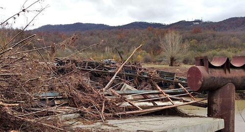 Рухнувший мост в поселке Кирпичный. Туапсинский район. 20 ноября 2018 г. Фото Анны Грицевич для "Кавказского узла" Рухнувший мост в поселке Кирпичный. Туапсинский район. 20 ноября 2018 г. Фото Анны Грицевич для "Кавказского узла"
