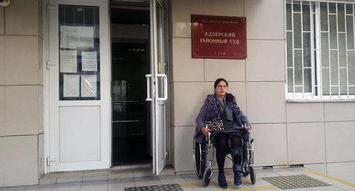 Ирина Топунова у здания суда спустя полгода после аварии. Фото предоставлено "Кавказскому узлу" дочерью потерпевшей. Ирина Топунова у здания суда спустя полгода после аварии. Фото предоставлено "Кавказскому узлу" дочерью потерпевшей.