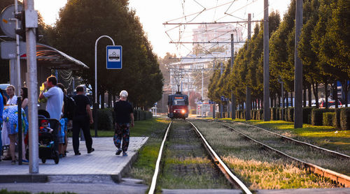 Остановка трамвая в Краснодаре.  Фото Елены Синеок, Юга.ру
