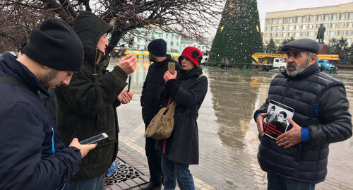 Журналисты и Муртазали Гасангусенов
 у  входа в здание правительства Дагестана.
 20.12.2018 Фото Патимат Махмудовой для "Кавказского узла"