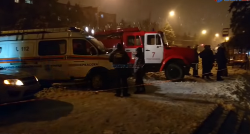Оперативные службы на месте ЧП в Новочеркасске, 3 января 2019 года. Кадр видео Donday на YouTube. https://www.youtube.com/watch?v=L6HxvnkGcj8 Оперативные службы на месте ЧП в Новочеркасске, 3 января 2019 года. Кадр видео Donday на YouTube. https://www.youtube.com/watch?v=L6HxvnkGcj8