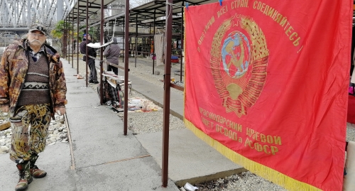 Продавец на "блошином рынке" в Сочи. Фото Светланы Кравченко для "Кавказского узла". Продавец на "блошином рынке" в Сочи. Фото Светланы Кравченко для "Кавказского узла".