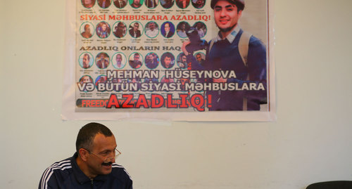 Заместитель председателя Партии Мусават Тофиг Ягублу во время голодовки. На стене портрет Мехмана Гусейнова. 15.01.2019. Фото Азиза Каримова для "Кавказского узла"