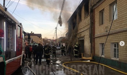 На месте пожара. Махачкала, 19 января 2019 года. Фото: пресс-служба ГУ МЧС по Республике Дагестан, https://www.instagram.com/p/Bs0eqHRHRhd/ На месте пожара. Махачкала, 19 января 2019 года. Фото: пресс-служба ГУ МЧС по Республике Дагестан, https://www.instagram.com/p/Bs0eqHRHRhd/