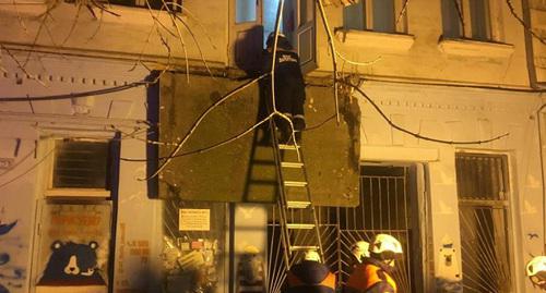 Обрушение балкона в жилом доме в Махачкале. Фото: ГУ МЧС по Дагестану http://05.mchs.gov.ru/operationalpage/operational/item/7921203/ Обрушение балкона в жилом доме в Махачкале. Фото: ГУ МЧС по Дагестану http://05.mchs.gov.ru/operationalpage/operational/item/7921203/