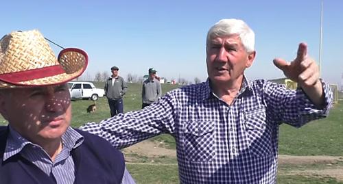 Жители Лескенского района выступают против животноводческой фермы. Фото кадр видео "Кавказского узла" https://www.youtube.com/watch?v=b73Bt0XGQLk
Жители Лескенского района выступают против животноводческой фермы. Фото кадр видео "Кавказского узла" https://www.youtube.com/watch?v=b73Bt0XGQLk