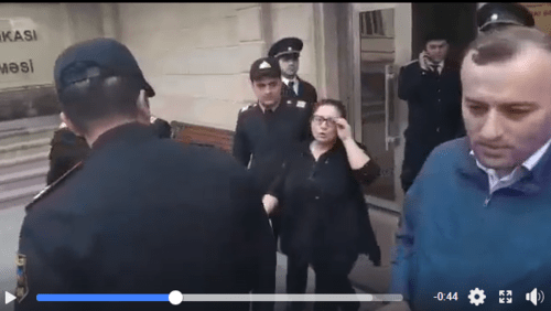 Журналистка Шафаг Агабалаева выходит из здания суда 3 мая 2019 года. Скриншот видео https://www.facebook.com/shefeq.agacan/posts/1038020389919082 Журналистка Шафаг Агабалаева выходит из здания суда 3 мая 2019 года. Скриншот видео https://www.facebook.com/shefeq.agacan/posts/1038020389919082
