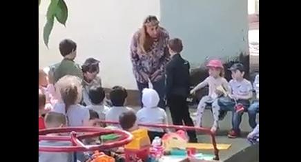 Скриншот видеозаписи с унижением ребенка в детсаду Краснодара. Видео опубликовано 1 мая в Twitter BAZA https://twitter.com/bazabazon/status/1123566258962796544