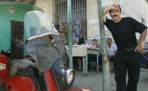 Мужчина стоит на рынке Дербента. 17 августа 2007 года. Фото: REUTERS/Thomas Peter Мужчина стоит на рынке Дербента. 17 августа 2007 года. Фото: REUTERS/Thomas Peter