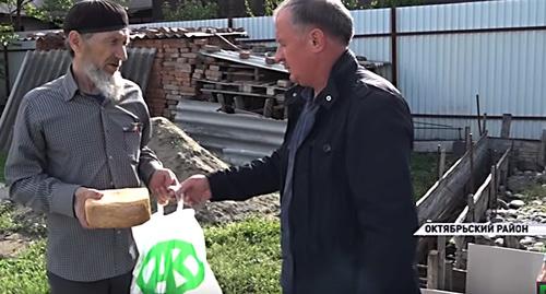 Раздача продуктовых наборов в первый день месяца поста Рамадан. Фото кадр видео 
ЧГТРК "Грозный" https://www.youtube.com/watch?v=VbQkQ9QFJ3g