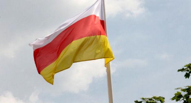 Флаг Южной Осетии. Фото Елены Синеок Юга.ру 