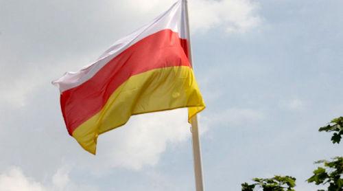 Флаг Южной Осетии. Фото Елены Синеок Юга.ру
