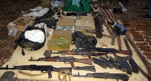 Схрон с оружием. Фото: Пресс-служба НАК  http://nac.gov.ru/kontrterroristicheskie-operacii/v-ingushetii-obnaruzhen-banditskiy-shron-s.html
