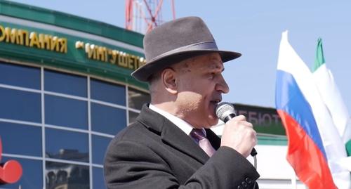 Ахмед Погоров выступает на митинге в Магасе 26 марта 2019 года. Кадр видео Фортанга Org на YouTube
https://www.youtube.com/watch?v=jrjj8zCPYyY