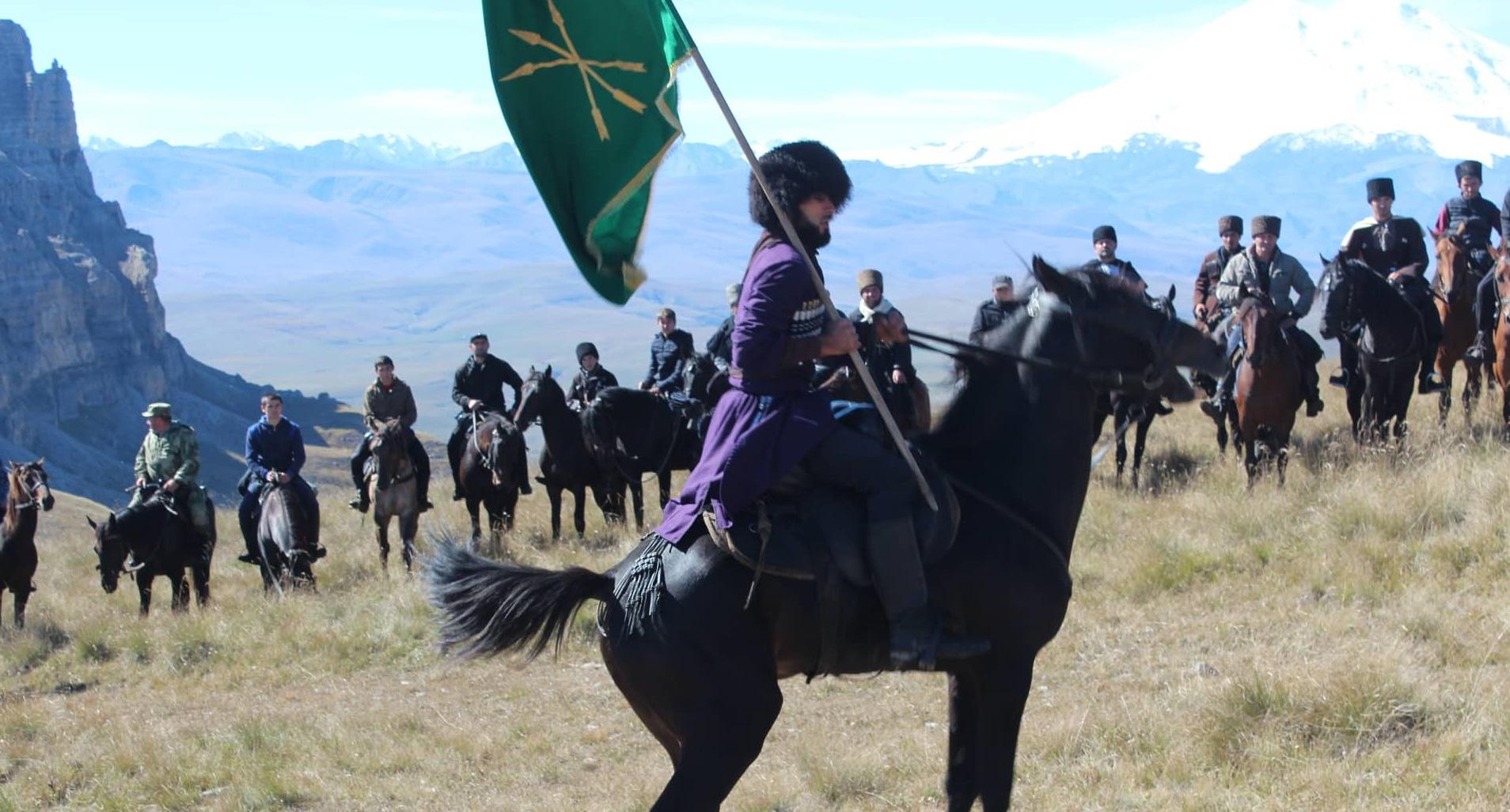 Участник конного перехода с черкесским флагом, октябрь 2018 года. Фото Ибрагима Яганова. Участник конного перехода с черкесским флагом, октябрь 2018 года. Фото Ибрагима Яганова.